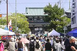 日泰寺縁日における山門前の賑わい(2021年(令和3年)4月)
