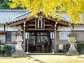 丹生酒殿神社拝殿と銀杏