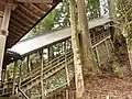 拝殿と本殿を繋ぐ75段の屋根付き階（きざはし）
