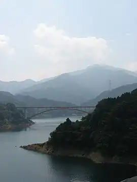 虹の大橋と本間ノ頭(右奥)