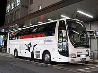 2008年導入の車両。3代目エアロクィーン。新宿高速バスターミナルにて。現在では通常は「はかた号」に使用されないが、続行便のほか専用車の検査時の代走にも使用される。