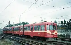 1000形1018AB。筑豊電鉄楠橋車庫（1999年）。後方は筑豊電鉄2100形。