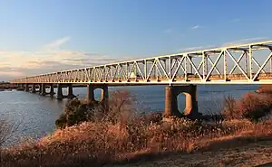 東側の木曽川左岸下流から望む濃尾大橋(2015年1月18日)