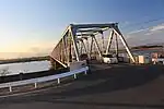 愛知県側の左岸の愛知県道129号一宮津島線との交差点から望む濃尾大橋（2015年1月）