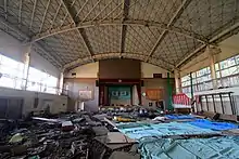 地震から約1か月後の東松島市立野蒜小学校屋内運動場2011年4月17日撮影
