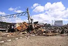 西側から見た旧・野蒜駅。線路は流されてきた家屋や車両の残骸で塞がれている（2011年3月）