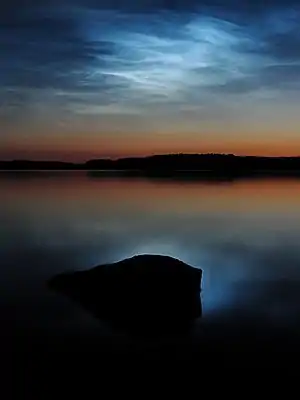 フィンランド南東部のサイマー湖上空に現れた夜光雲、2003年8月撮影
