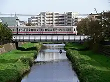 柴崎 - 国領間の野川を渡る8000系