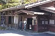 峠にあるお助け小屋（現在はお土産店）