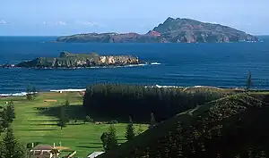 手前に見えるのがネピアン島、遠方に見えるのがフィリップ島である