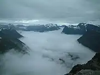 フィヨルドに横たわる雲海/ノルウェーはゲイランゲル(英語版)地方にある、ダレスニッバ(英語版)の展望台からの眺望。