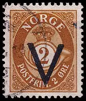 ノルウェーの占領中、ドイツ当局がノルウェーの切手に捺印した「V」字。この印は、ボリシェヴィキに対する勝利を意味して使われたものであったが、すぐに連合軍のドイツ占領軍への勝利を含意するものとして使われた。1941年8月のノルウェーの切手。