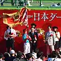 （左から）ダービー優勝旗を掲げる横山、橋口師、前田オーナー