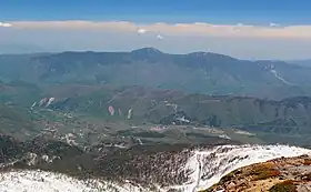 乗鞍岳から望む鉢盛山と乗鞍高原