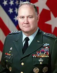 アメリカ陸軍の将官(ノーマン・シュワルツコフ陸軍大将)(2)。ブラウン大将と異なり、リボンラックは軍服上着の襟に沿って階段状になったタイプを付けている(左側の長さを揃えると襟に隠れてしまう)。