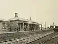 1880年頃の駅舎と信号所 (奥)