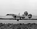 ドラッグシュートを用いて着陸するXB-70