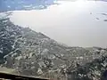 ニピシング湖とノースベイ市街の空中写真