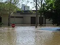 左: 2006年の竜巻で破壊された聖パトリック教会右: 2008年の洪水で冠水した通りとアイオワ近代美術館