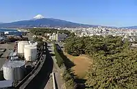 展望回廊からの北側の眺望愛鷹山塊越しの富士山と沼津市の中心市街地