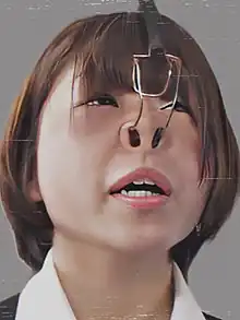 鼻フックをされた女性