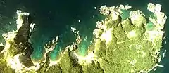 北部の海岸。左が神引山。