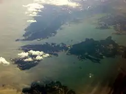 能登島を囲む七尾湾(穴水町上空から)