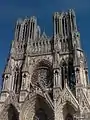 歴代フランス王が戴冠式を挙行したランスのノートルダム大聖堂。1481年に火災に遭っており、現在見られる尖塔は火災後に増築されたもの。