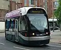 走行する新型低床路面電車