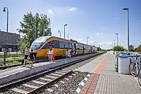 スロバキア - チェコ間の長距離優等列車に加え、2012年から国鉄ブラチスラヴァ - コマールノ鉄道線で地域輸送の旅客列車を運行していたレギオジェット株式会社(チェコ)は、同線の施設利用契約満了にともない2020年12月、関係社員を解雇して地域輸送列車事業から撤退した(ノヴェーコシャリスカー鉄道駅、2019年)