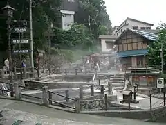 長野・野沢温泉の麻釜全景。この地では古くは、麻を熱い源泉にひたし、その後、皮をむいた。
