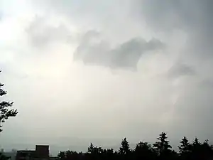 ちぎれ雲を伴う乱層雲