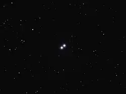 中央の明るい二重星がりゅう座ν星。