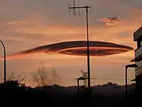 街の中に浮かぶレンズ雲は奇妙な印象を与えることがある