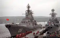 巡洋艦「キーロフ」に掲揚中のソ連海軍の国籍旗。