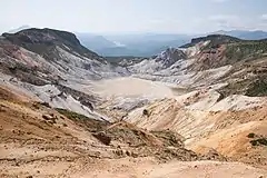 主稜線西側にある沼ノ平火口かつては火口を横切る登山道があったが、1997年の火山ガス事故発生以降は通行禁止となっている