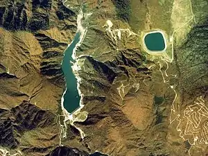 栃木県の深山湖(下池・写真左)と沼原調整池(上池・写真右)。対で揚水発電所を形成すると共に、下池・深山湖単体で水力発電も稼働している。