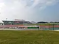 外側からフィールドを見る