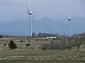 布引風力発電所-明治の噴火により山頂がえぐられた磐梯山と眼下の猪苗代湖(平成19年4月)