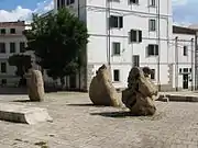 サッタ広場（Piazza S. Satta）と石のオブジェ