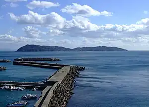 灘漁港(土生港)から見る沼島