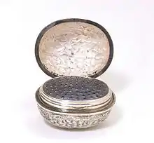 ケース付き携帯すりおろし器（ナツメグ用）イングランド, 1800–25年, Silver V&A Museum no. M.1065-1927