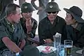 人民軍と同一の野戦服を着用しているベトコンら。「ムー・コーイ」に帽章がついている。左の米陸軍准将と捕虜の処遇について協議中の一葉(1973年2月12日)