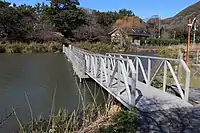 明神池に架かる遊歩道の橋