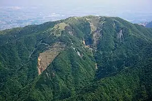 鎌ヶ岳から望む入道ヶ岳(2010年6月2日)