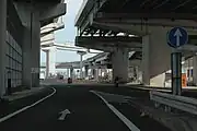 インター流出後、国道302号に合流直上は名古屋西JCTのランプウェイ