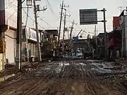 地震による液状化現象で被害を受けた電柱（千葉県我孫子市都 県道4号）