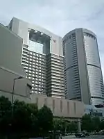 帝国ホテル大阪(左)とOAPタワー