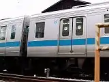 中間車化改造車（右）車端の窓が開閉式、その隣の扉幅は1,500 mmとなっている。