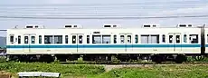 5200形は1段下降窓・扉窓は、1 - 4次車はHゴム、5次車以降は押え金で固定